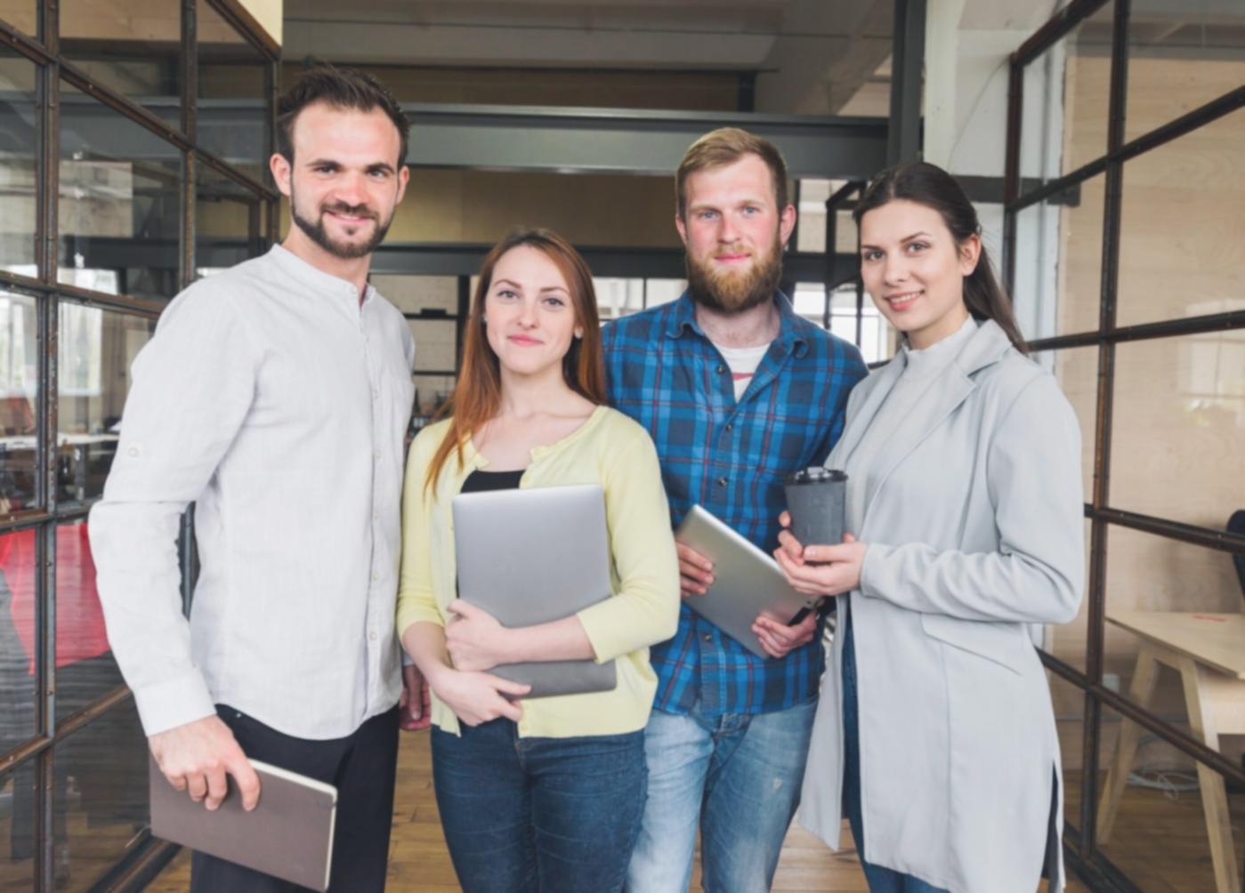 Équipe d'experts financiers en réunion de travail analysant des données de marché