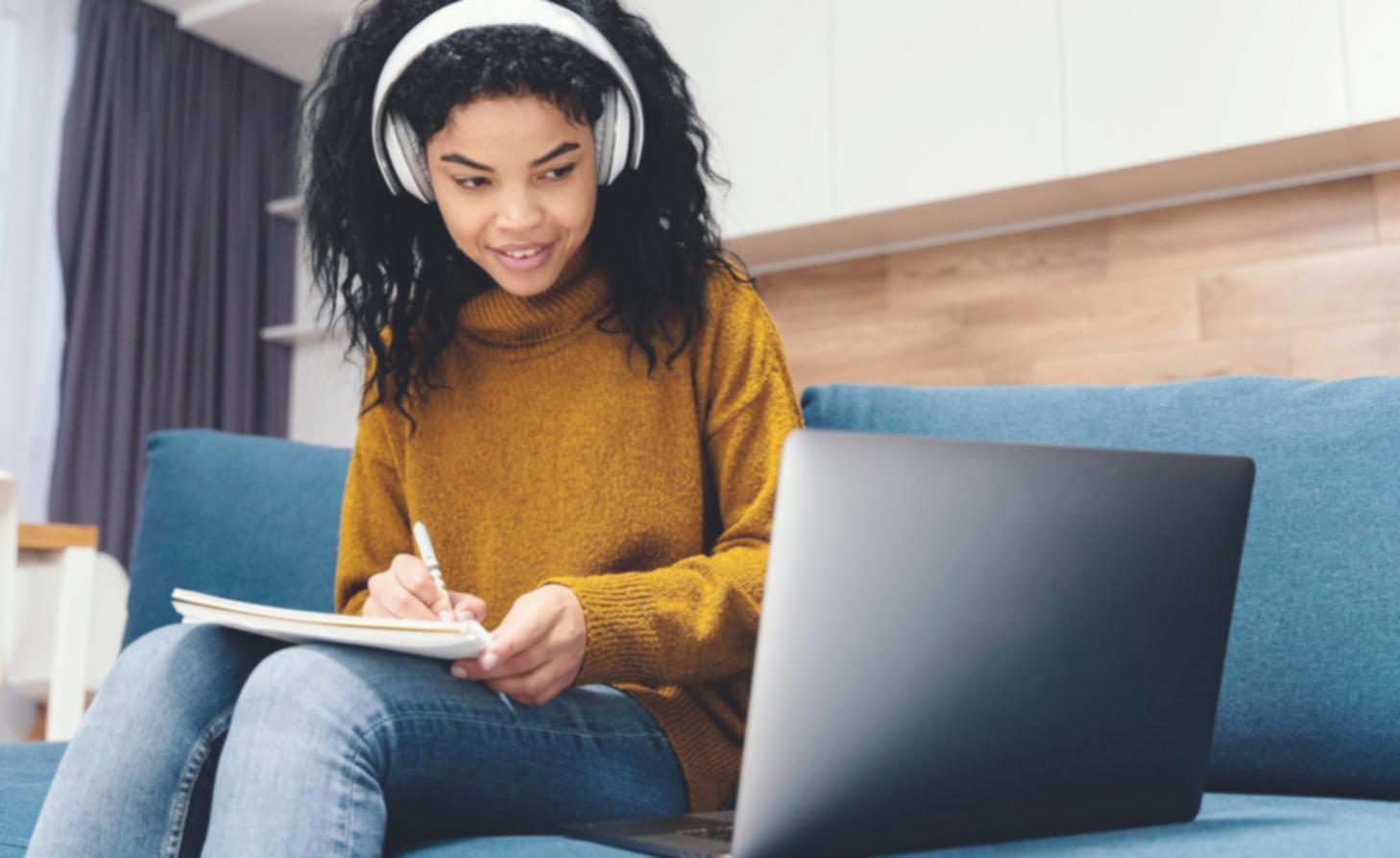 Session de formation collaborative en planification financière avec participants engagés